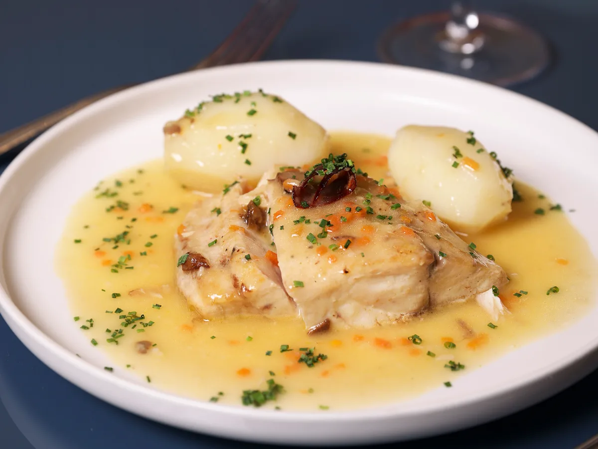 Foto de Corvina a la donostierra (en su jugo con cacho cabra, ajo y papitas al vapor)