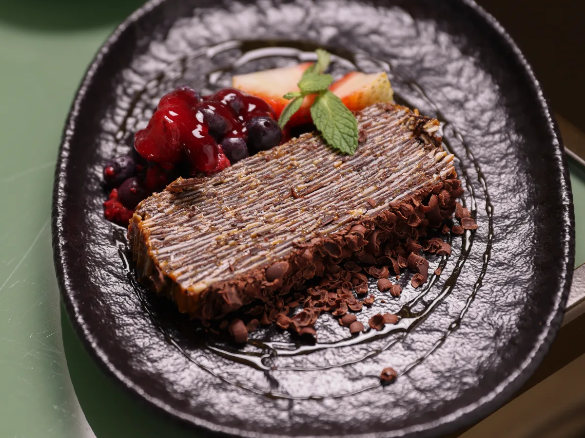 Foto de Torta de láminas de chocolate blanco y negro con manjar