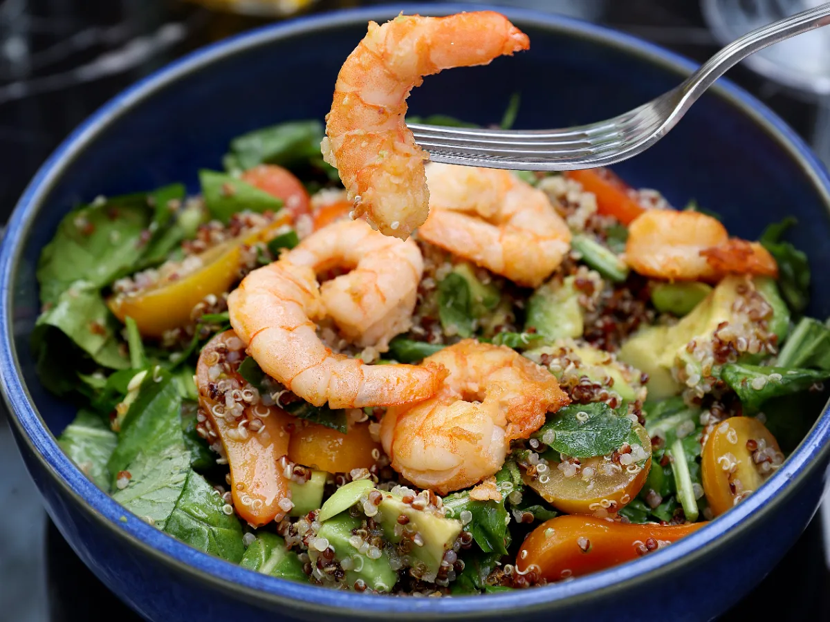 Foto de Camarones a la plancha con edamame, quínoa crocante, palta, tomates cherry y rúcula en dressing de mostaza a la miel