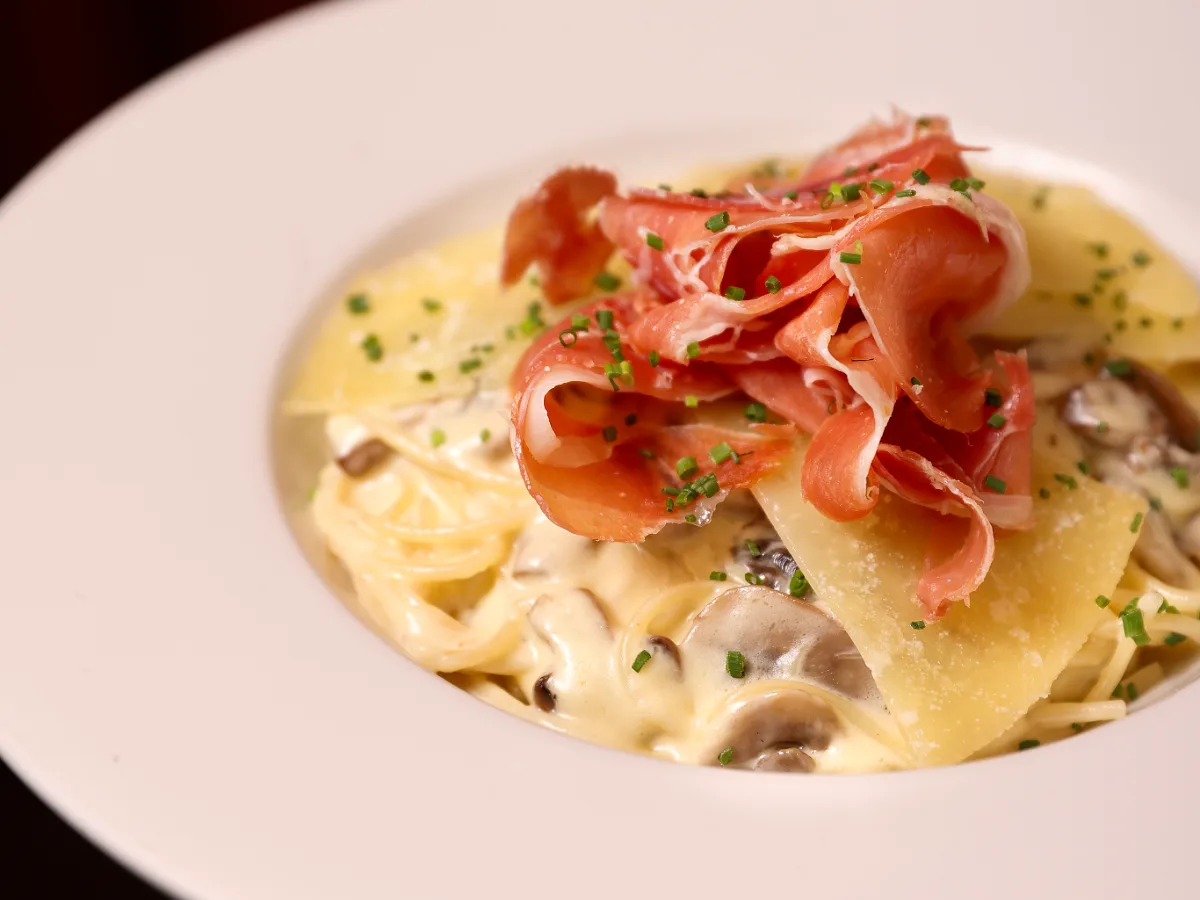 Foto de Spaguetti a la española con champiñones, queso manchego y jamón serrano