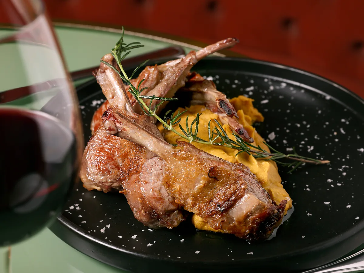 Foto de Chuletitas de cordero con puré de garbanzos