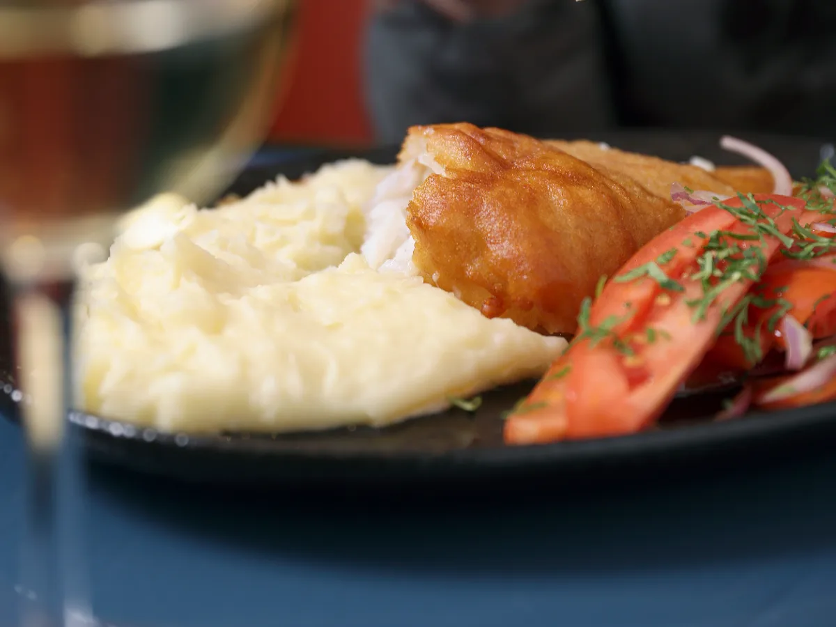 Foto de Merluza crocante con ensalada chilena y puré