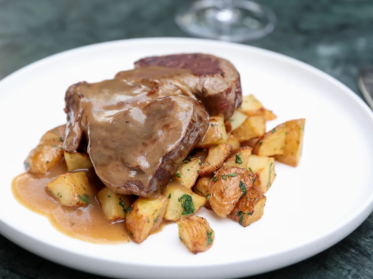 Foto de Lomo vetado en salsa a las tres pimientas con papas provenzales