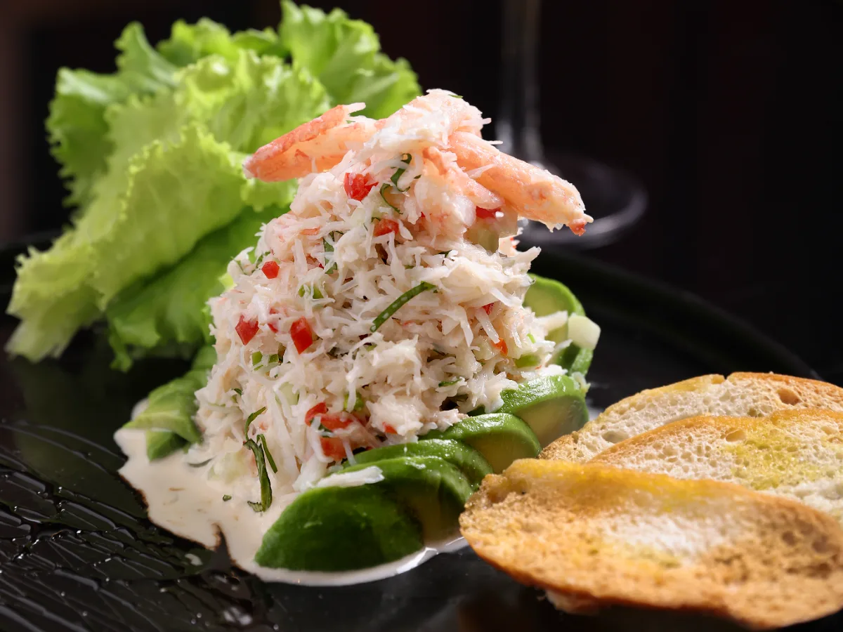 Foto de Paltas Reinas rellenas de cangrejo dorado sobre lechuga
